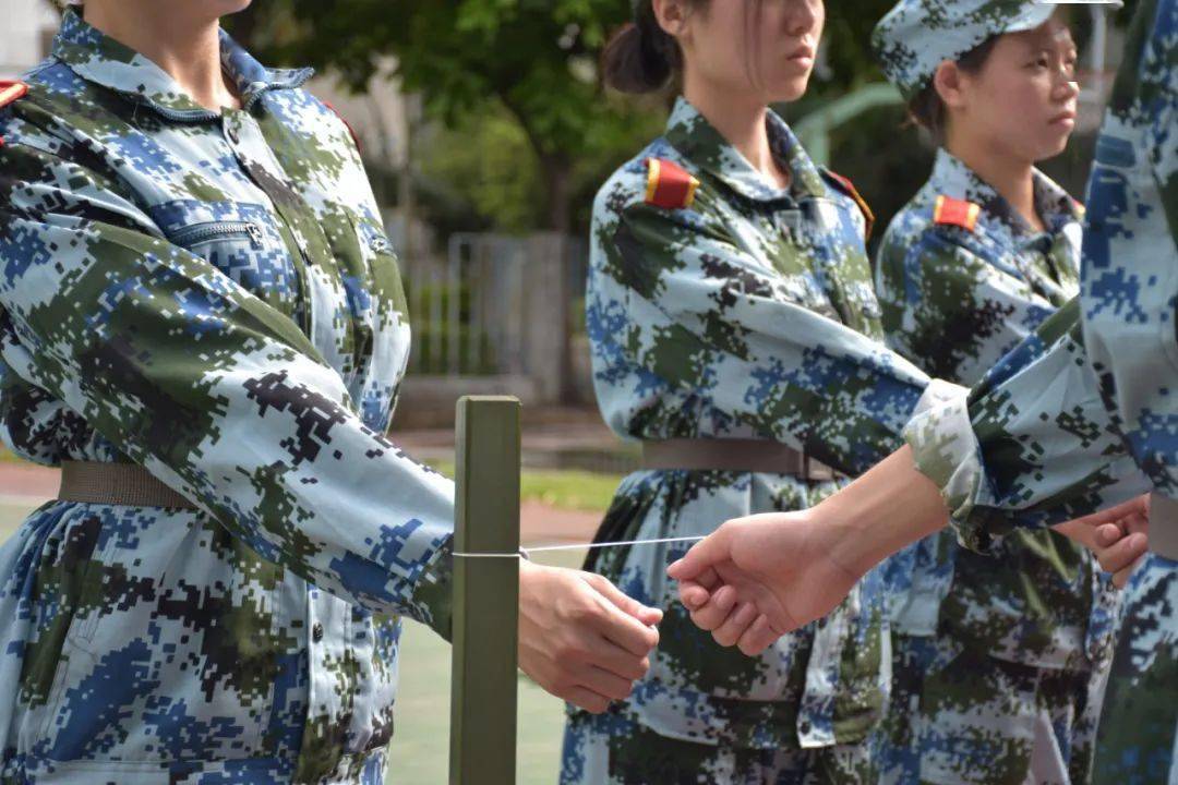 一次次摆臂,一次次踢腿,一次次军姿站立是你军训下的亮丽姿态敏捷如豹