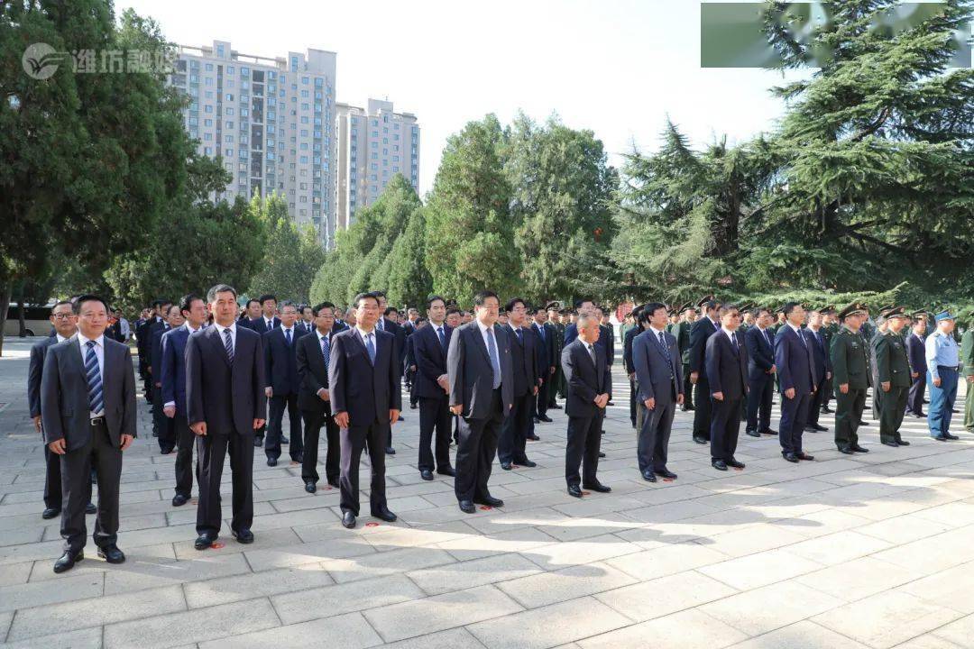 我市举行向人民英雄敬献花篮仪式