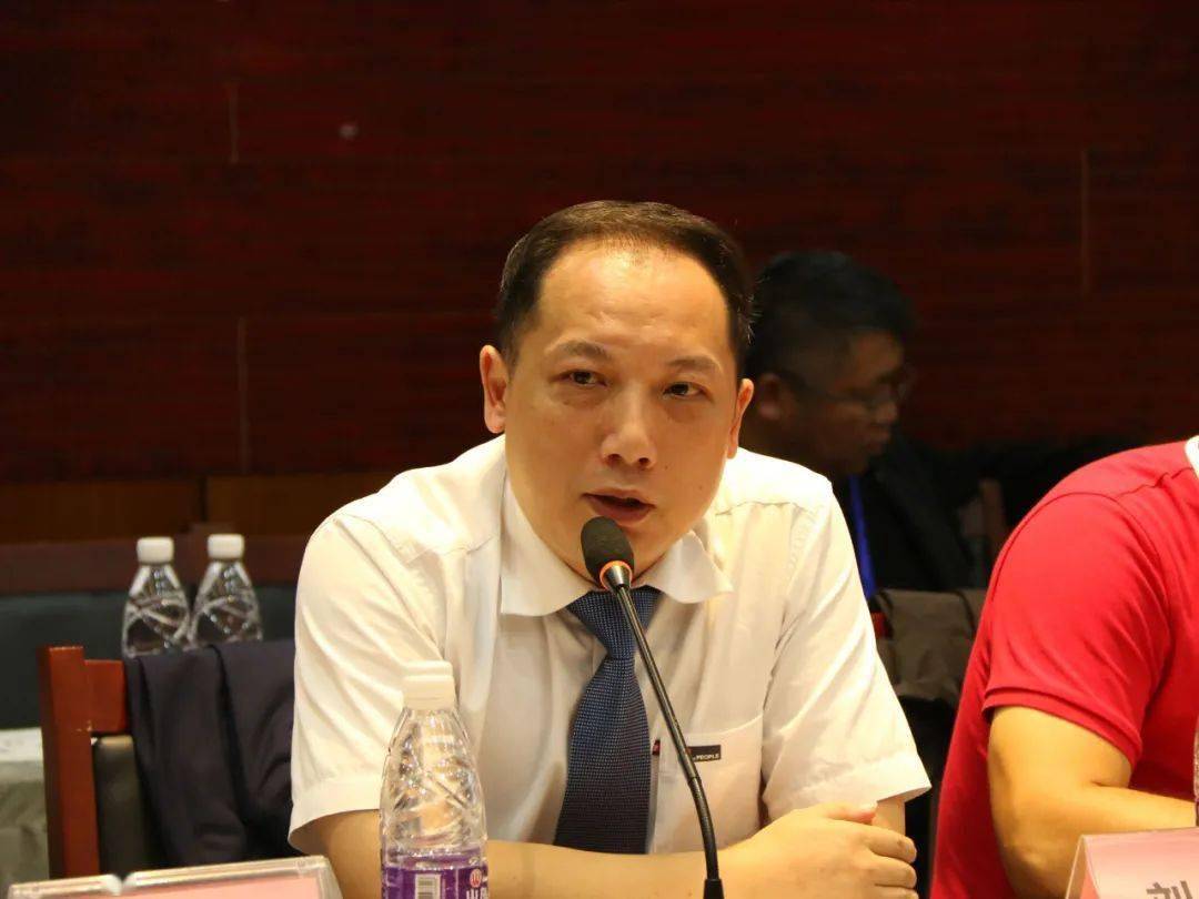 高峰论坛上,中国数字电视休闲指南—专业自驾游房车频道总监杨宏喜做