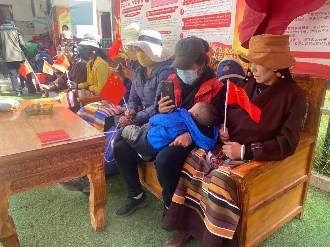 喜迎国庆索县亚拉镇组织群众开展庆祝中华人民共和国成立71周年活动