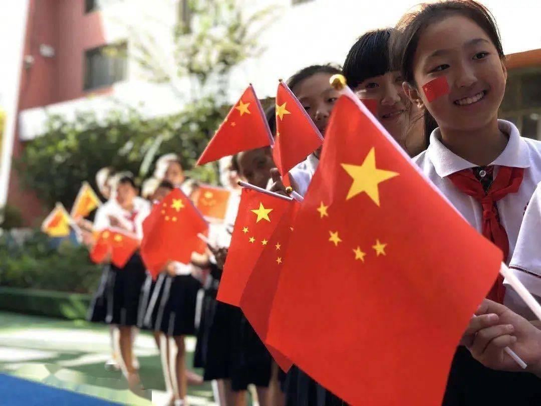 中秋是家人的团圆表白最美的中国与国旗合影山东红领巾线上集结今天