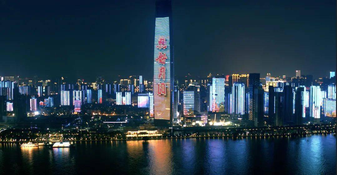 成为当之无愧的焦点,为疫后武汉的夜景勾勒出更美画笔,昭示疫后武汉的