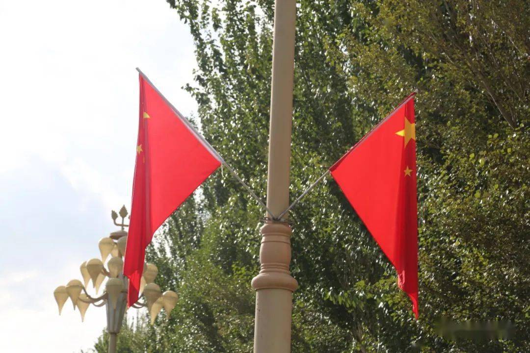 草原儿女爱祖国中华民族共团圆迎国庆挂红旗最美中国红