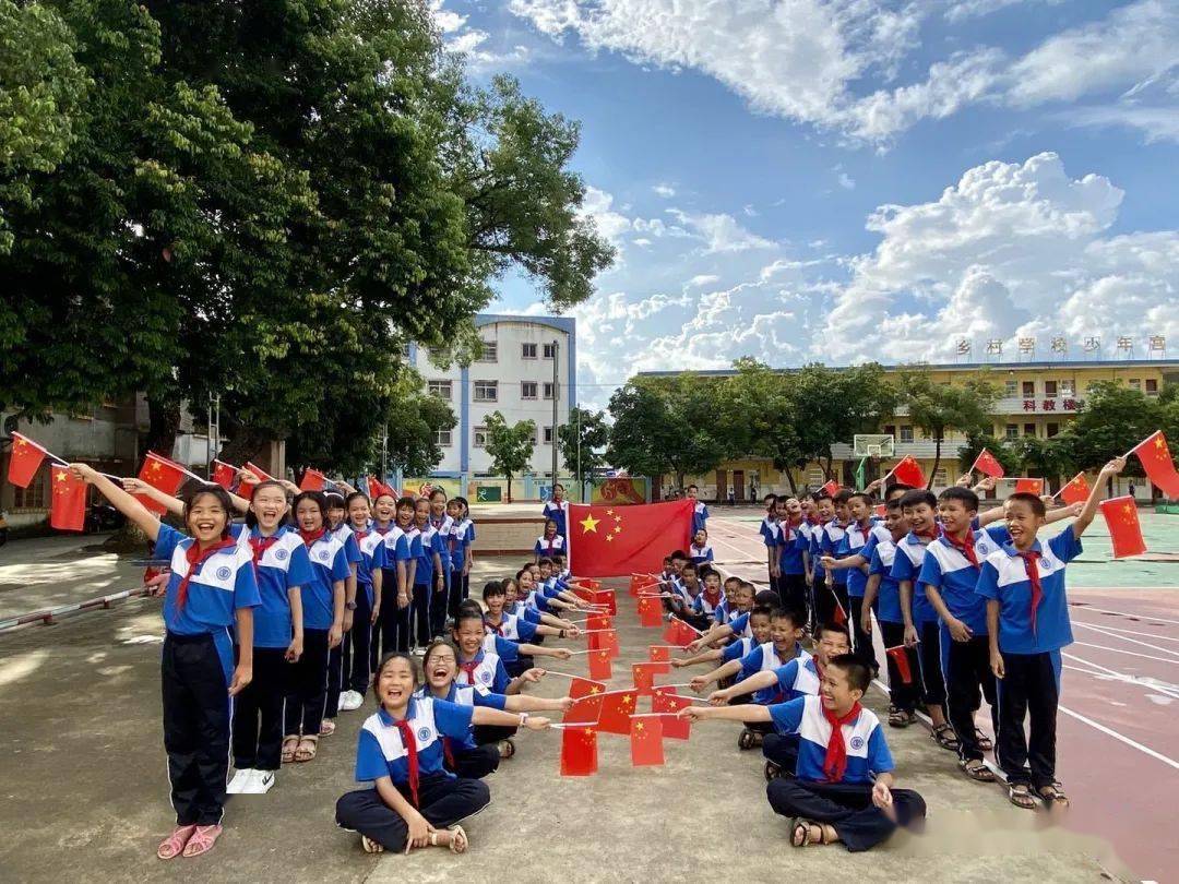 那良镇小学开展我和国旗合个影活动