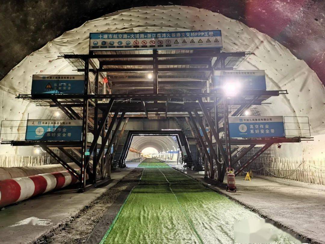 开挖液式行走台车五线上墙测量控制点保护隧道应用大跨度小净距开挖