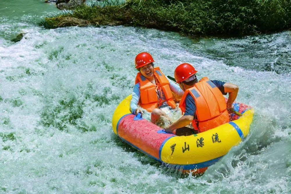 罗山漂流全程2.9公里,落差63米,全漂体验大约需要1.5小时.