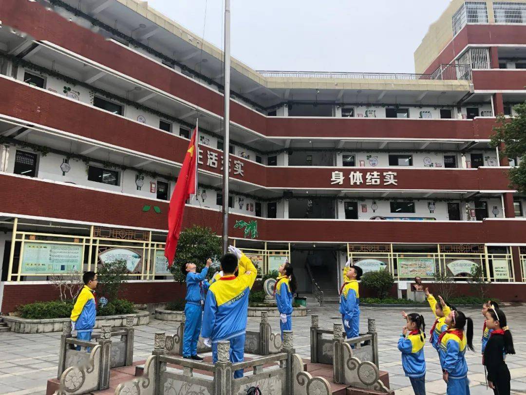 9月28日上午,新建区实验小学组织全体师生迎着朝阳,庄严肃穆地站在