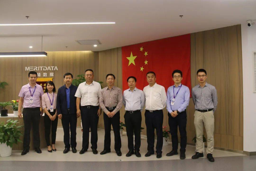 股份有限公司董事长程宏亮,解决方案总监赵茅等共同出席此次签约活动