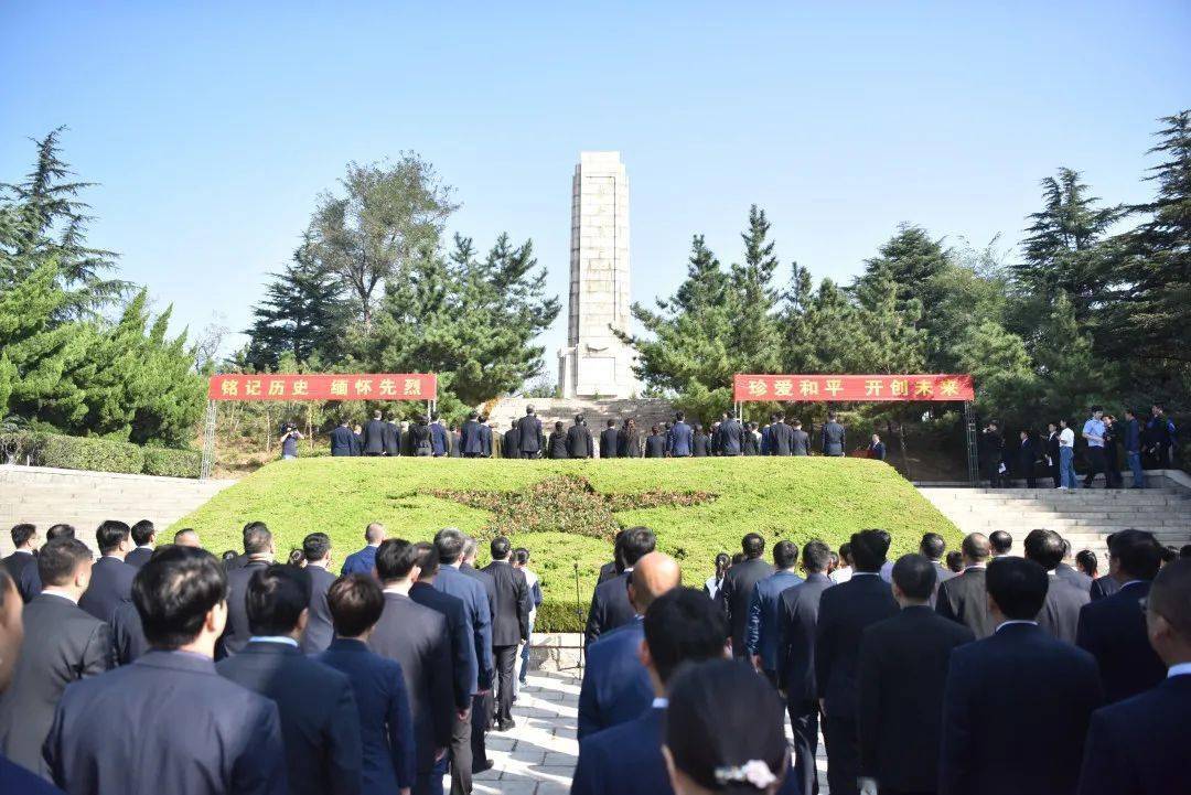 九月的西炮台国防公园,松柏翠绿,庄严肃穆,革命烈士纪念碑巍然矗立.