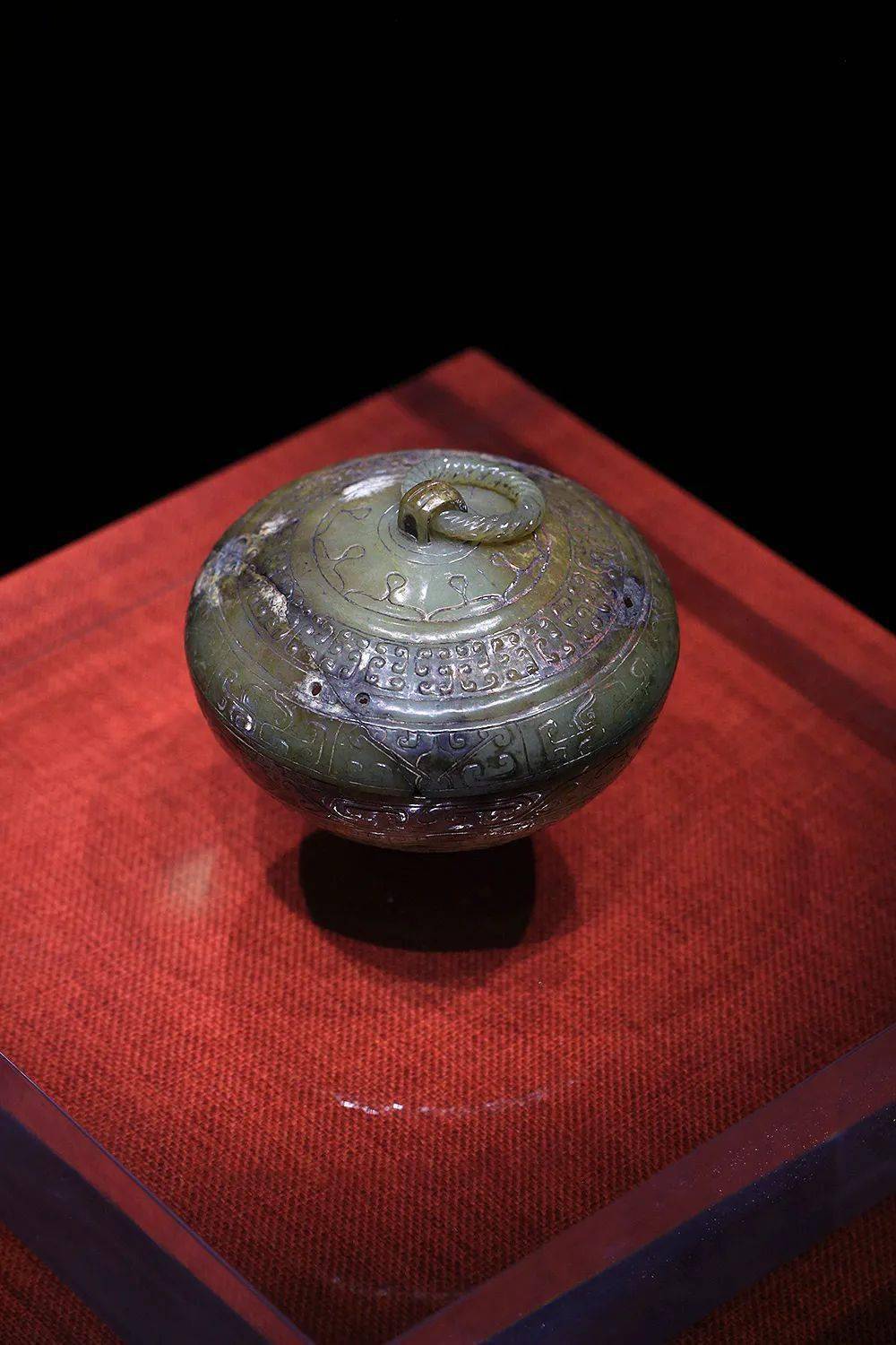 广州西汉南越王墓博物馆中的犀角形玉杯但是,充裕的物资和开放的