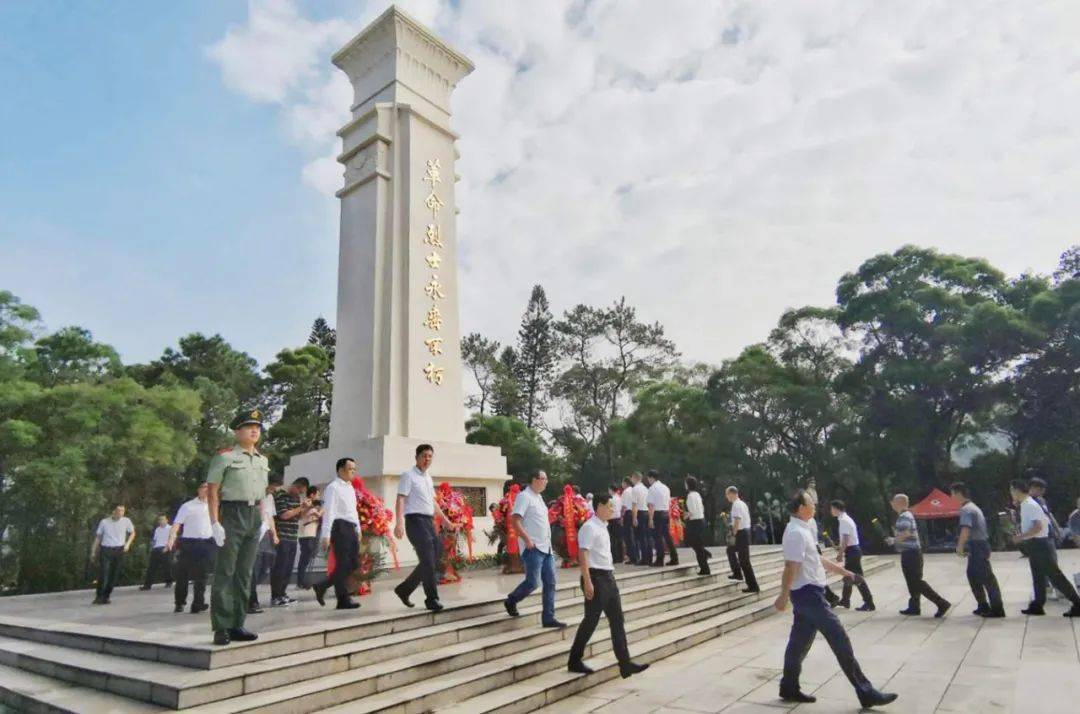 当天上午,我市在英雄山烈士陵园举行纪念活动.
