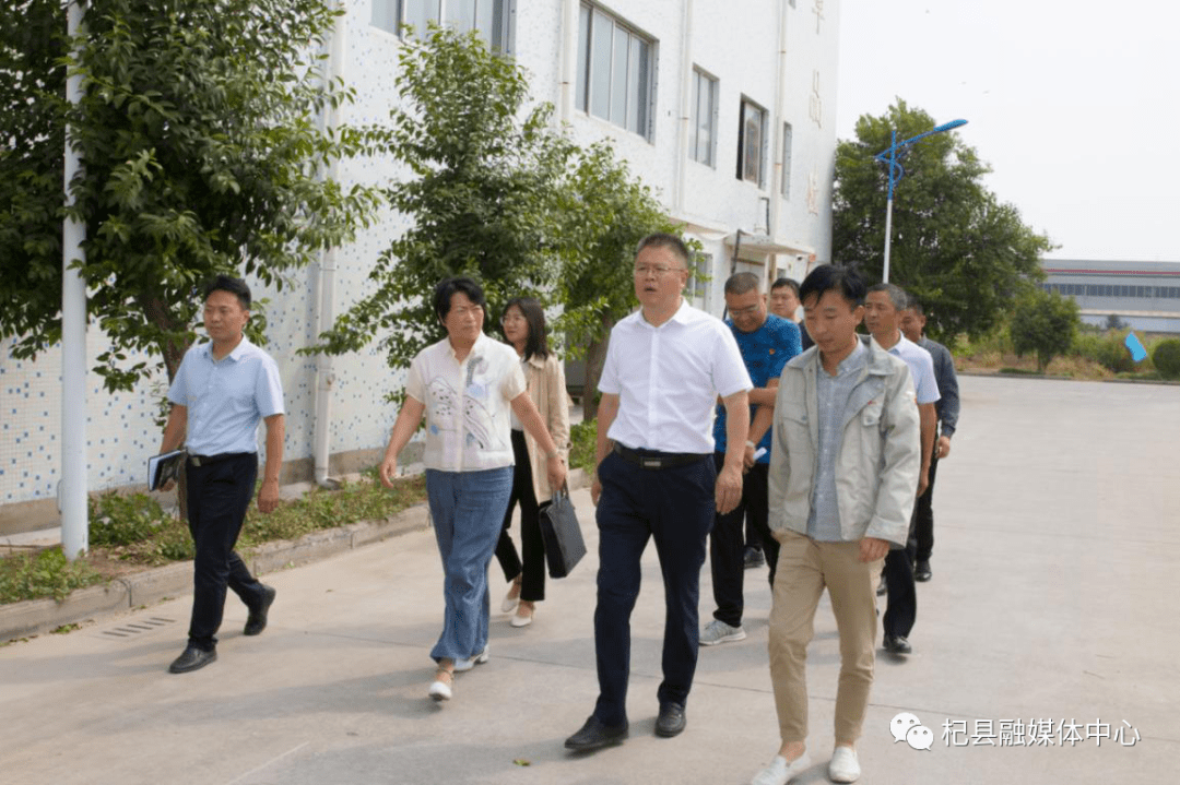 在杞县东磁新能源有限公司,娄高现场询问了员工对企业安全规章制度和