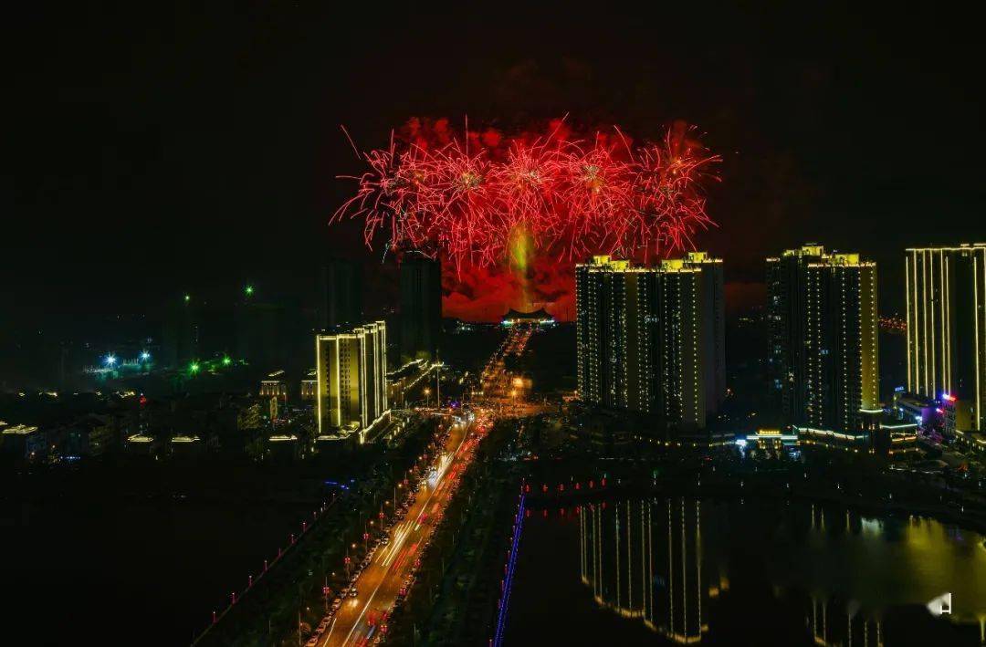 高30米的巨型网幕 带来沉浸式的体验 黄绍红摄 以烟花载景 以浏河传情