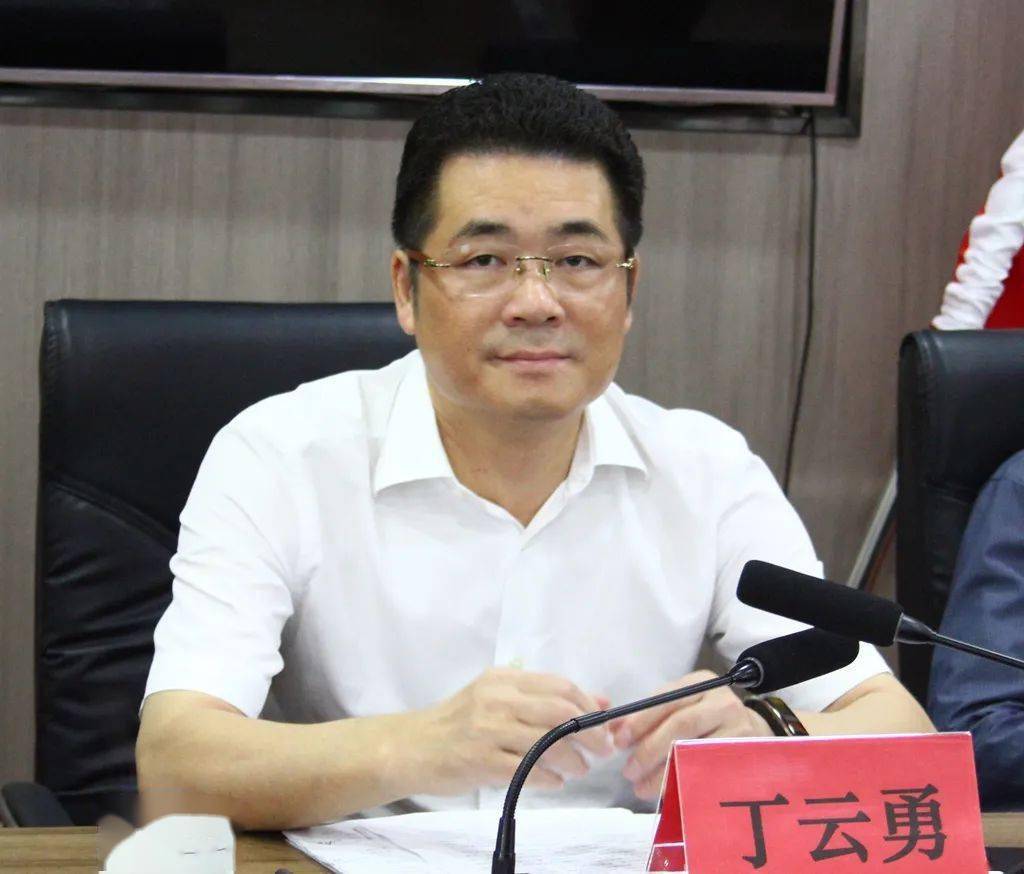 龙港市社会事业局局长,市慈善总会常务副会长丁云勇,市慈善总会副会长