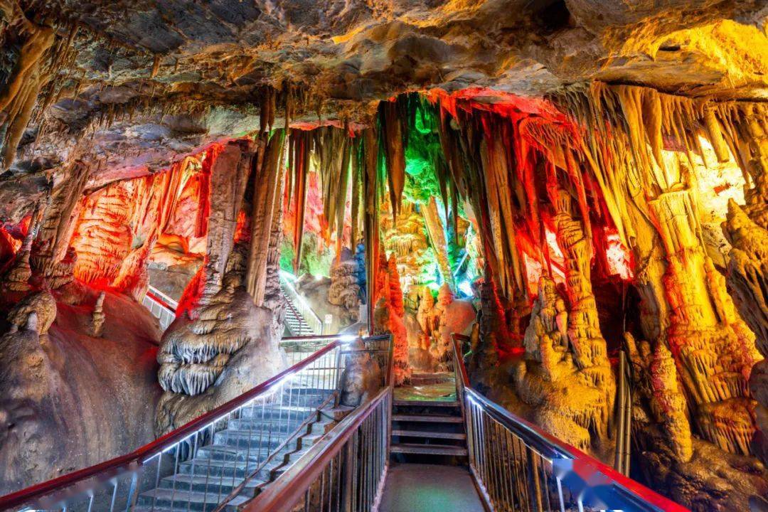 石花洞又名潜真洞,石佛洞,被评为"中国溶洞最佳奇观".