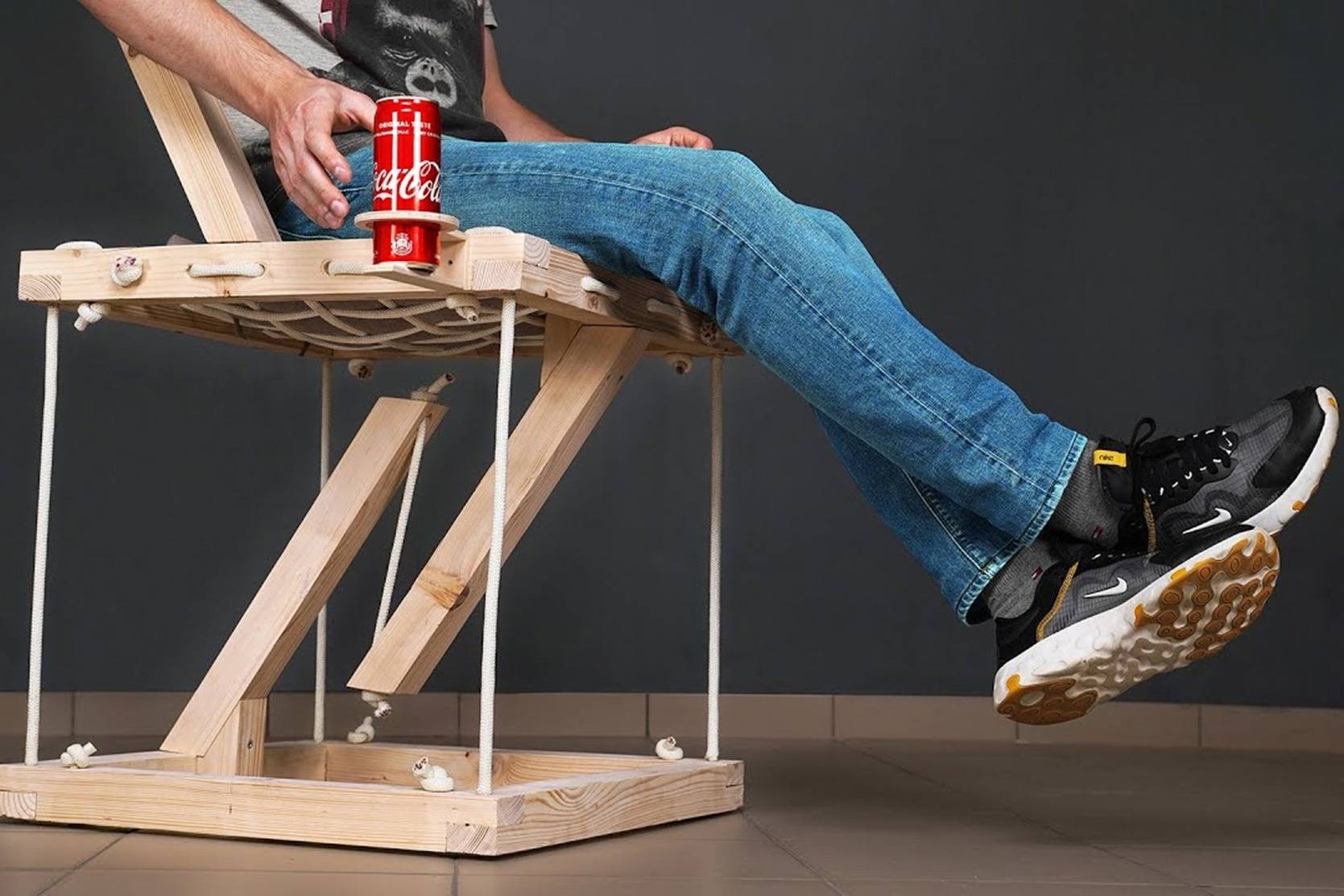 这并不是魔术看似反重力的结构悬空状态下可以坐在上面