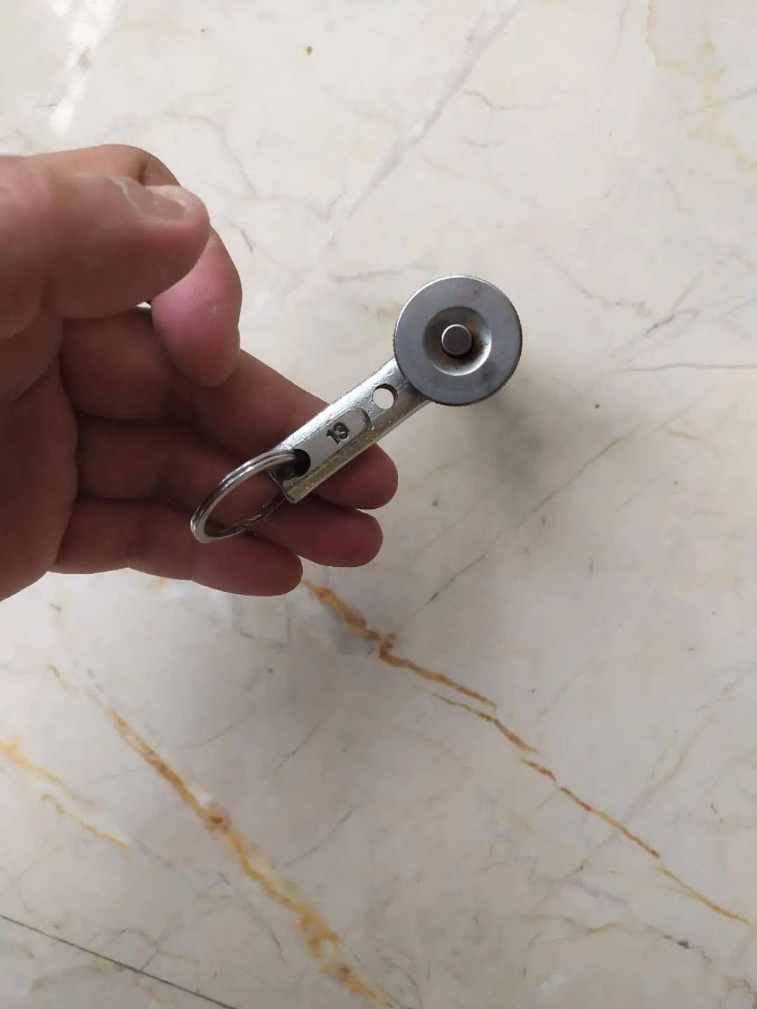 独一无二的电梯三角钥匙!