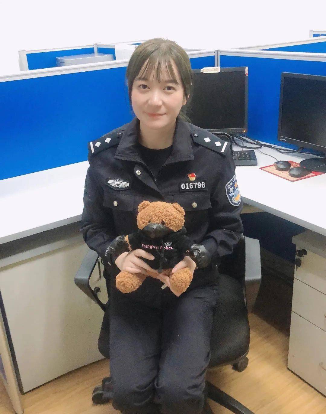 【我和我的祖国】南京路步行街上的"知心姐姐"_朱静怡