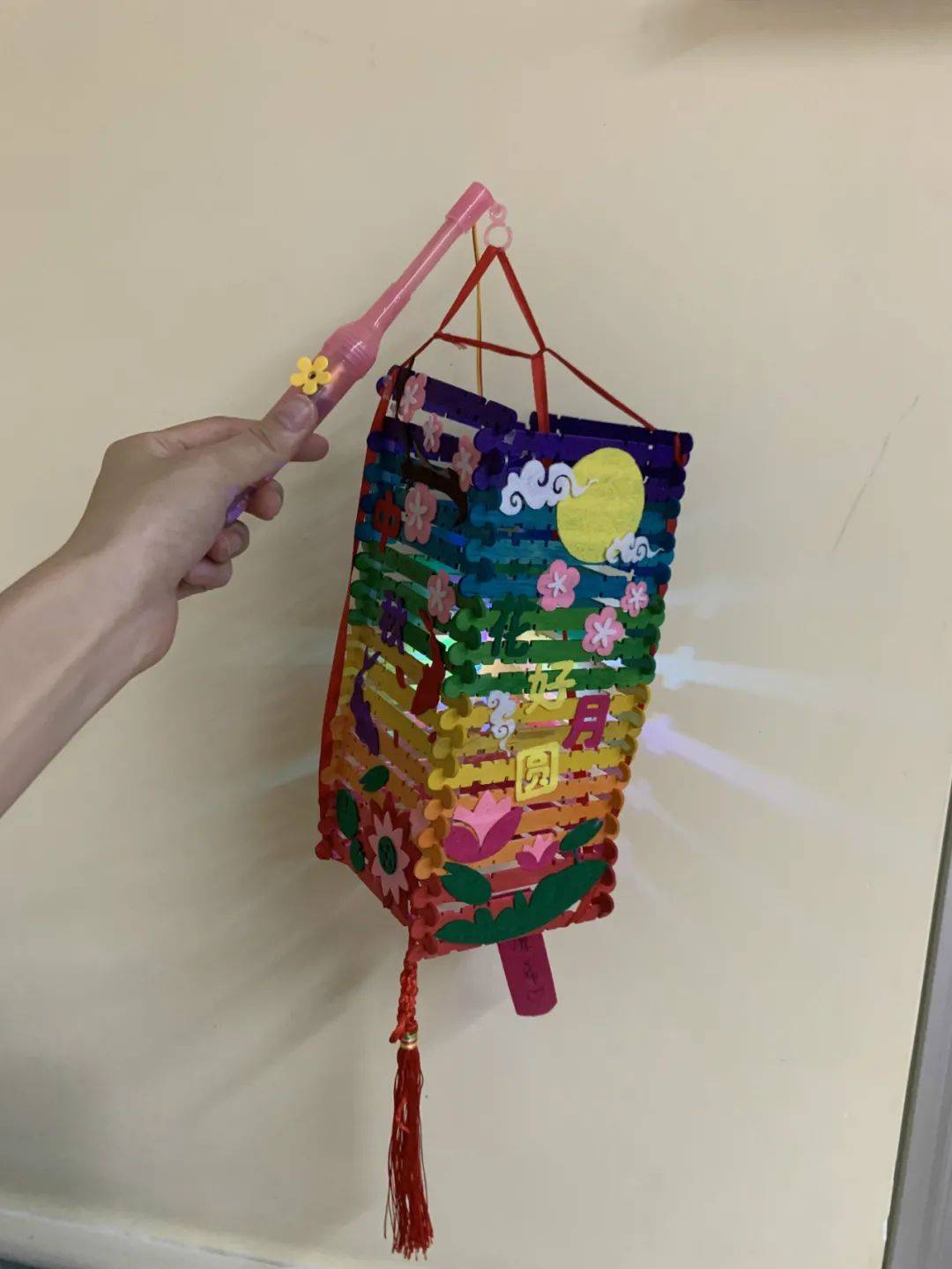 正好赶上亲子手工环保大赛,宝宝提议做个雪糕棒灯笼!