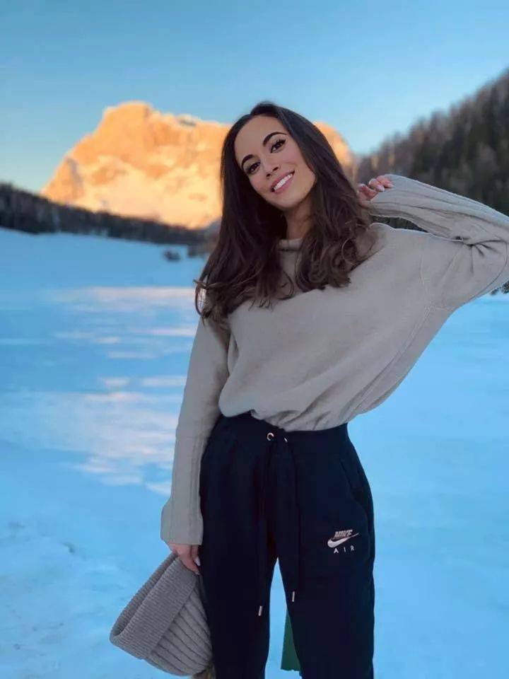 抱着美女未婚妻拉琴,还有比这更浪漫的事吗?_hauser