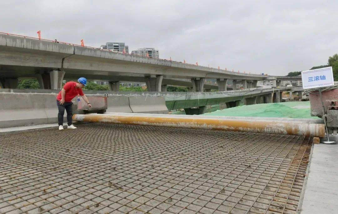 桥面铺装之前先在桥面两侧先行建设50厘米宽的标高带,为同水平面的