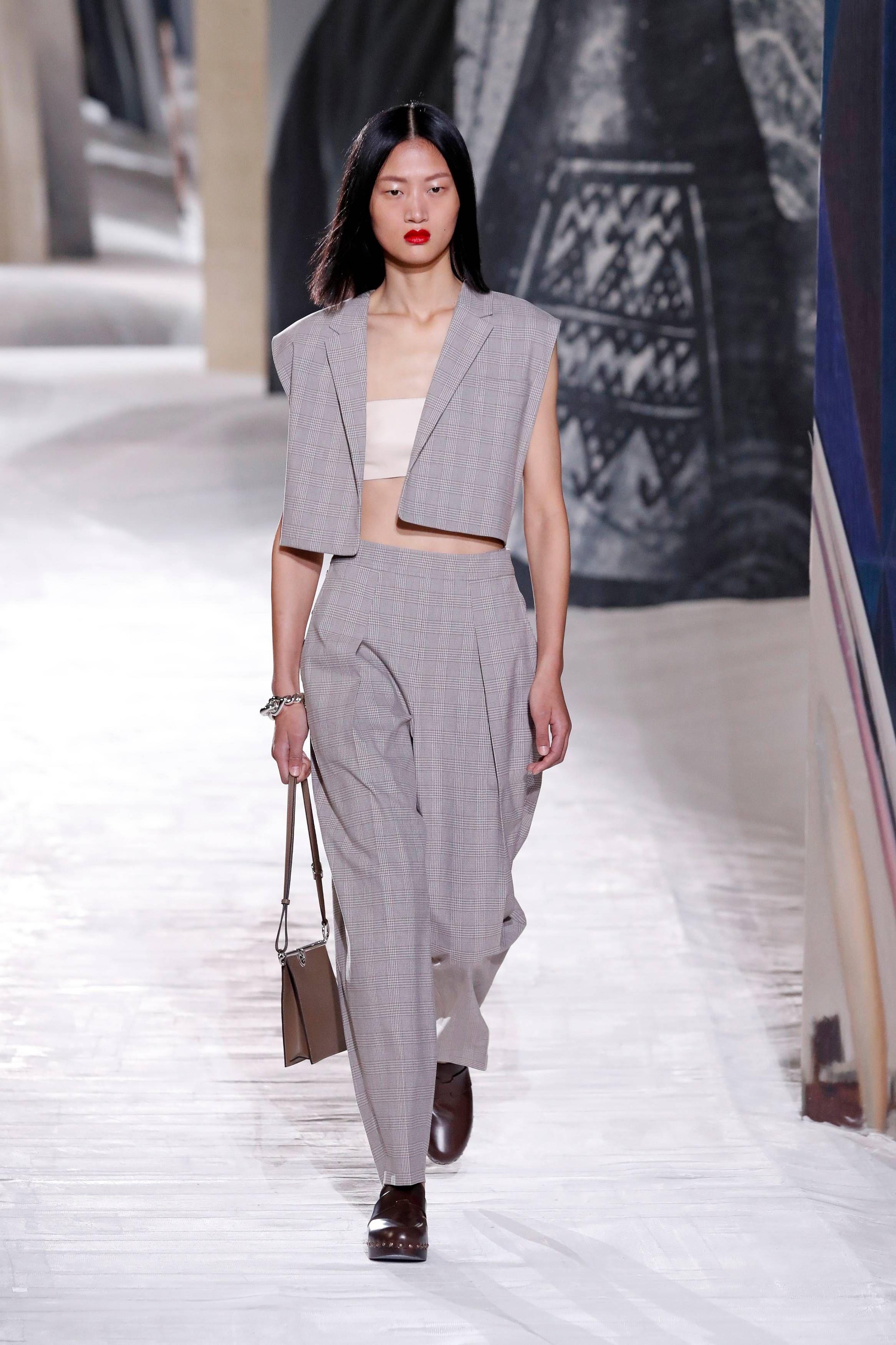 模特在法国巴黎时装周上展示爱马仕品牌2021春夏新品成衣