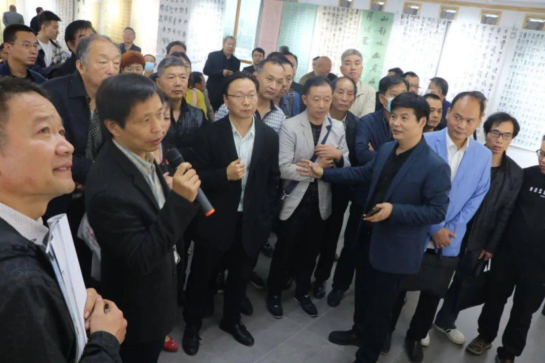 据悉,当天下午,许慎印社举办公益讲座,邀请青年书法篆刻家曹祐福主讲