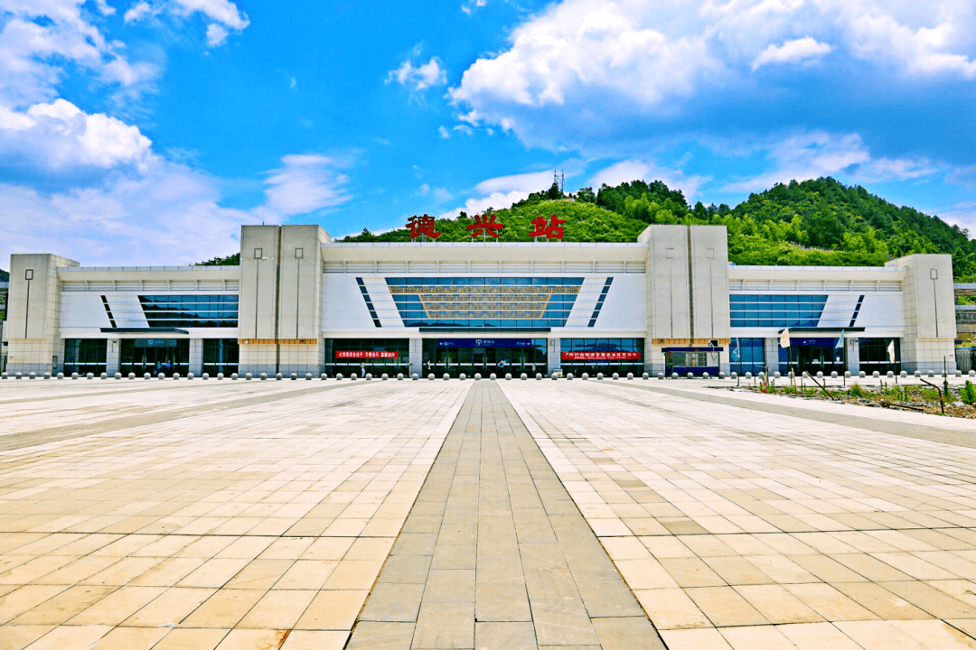 德兴站是离世界自然遗产地三清山直线距离最近的高铁站作为龙头山标志