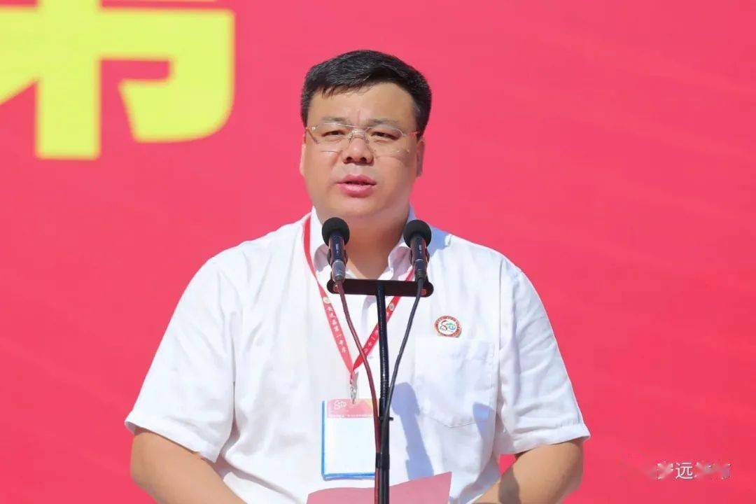 安远一中校长介绍了学校发展情况;大会还对在安远一中连续工作三十年