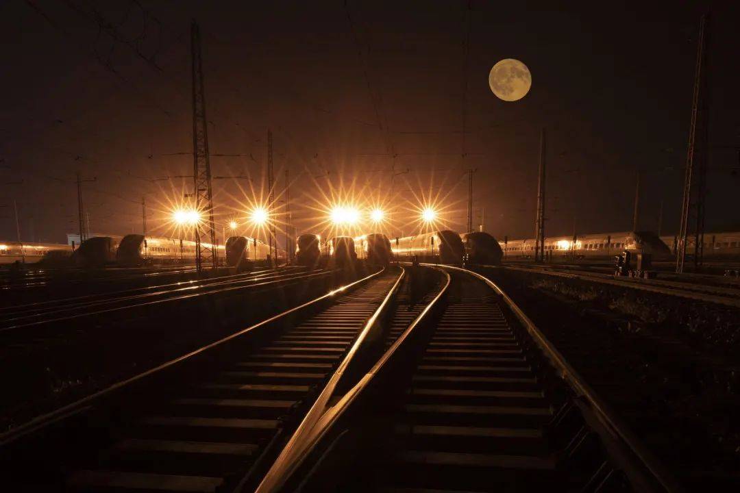 火车上拍的照片夜景图片