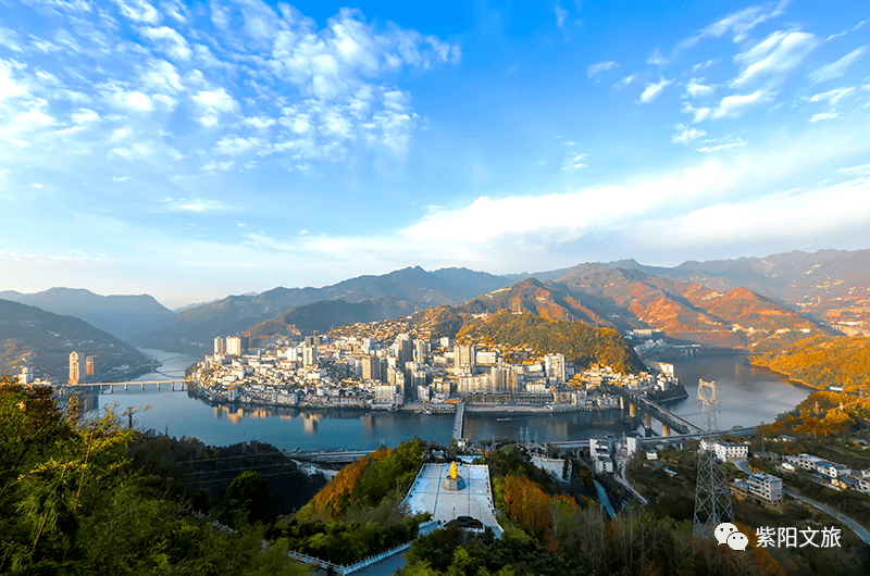 富硒茶观光园 位于紫阳县向阳镇,它建在风景如画的营盘梁上,距县城6