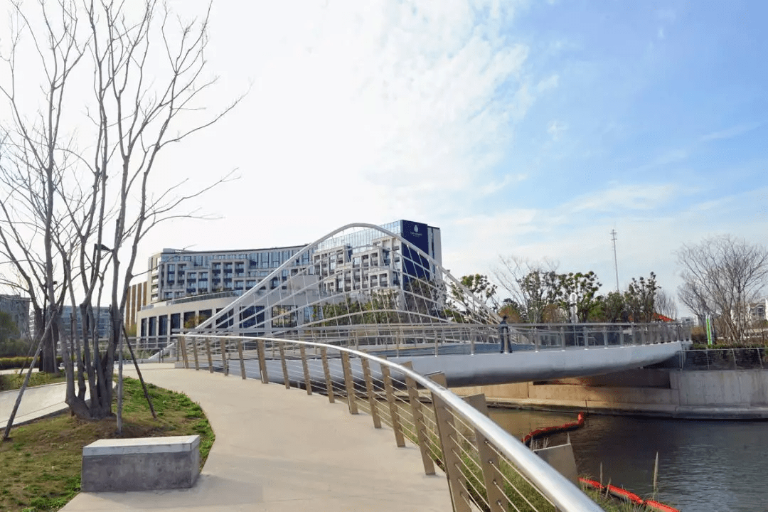 临空滑板公园位于临空园区内,东邻苏州河,北起临虹路,南至通协河,处于