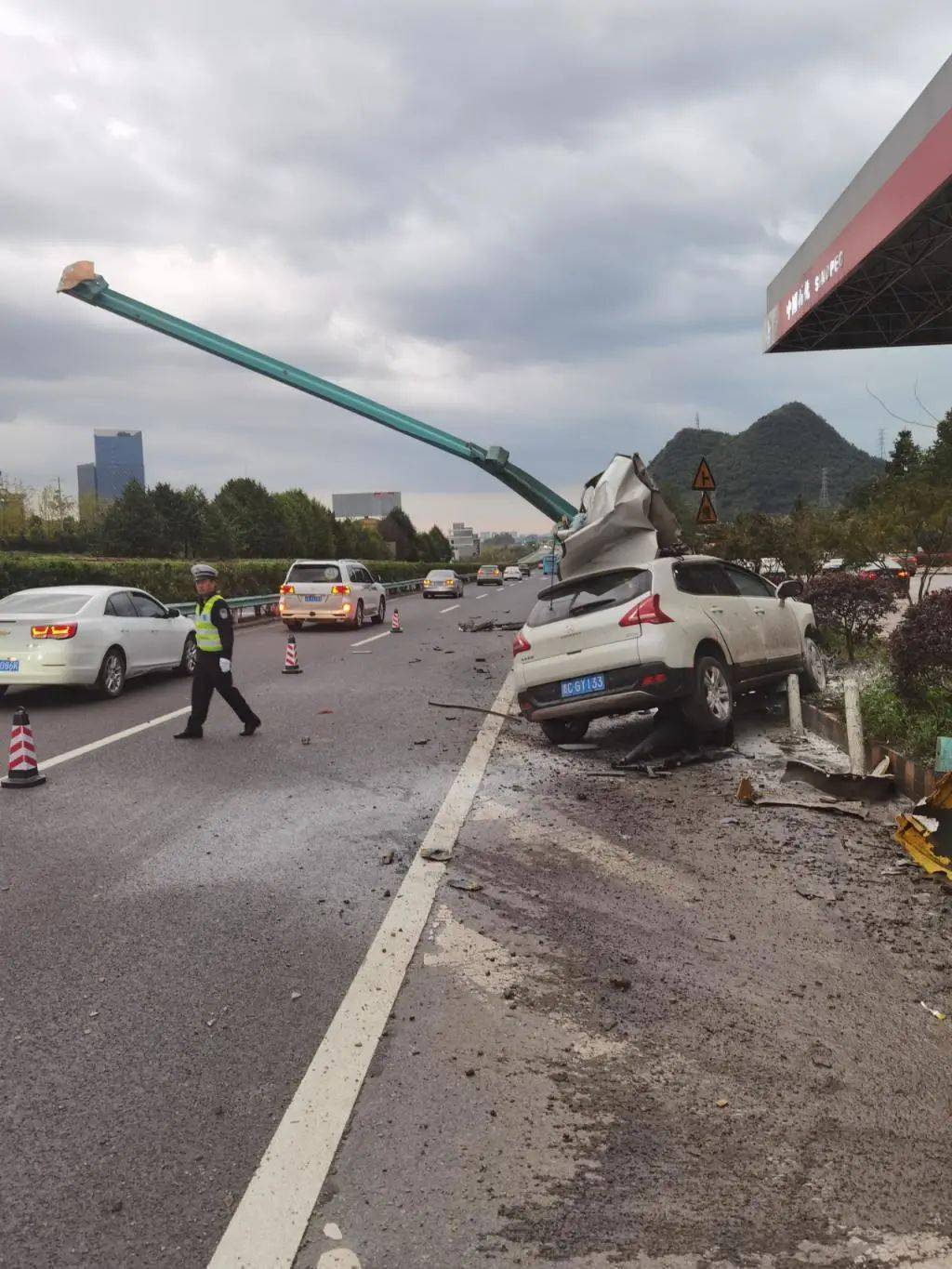 贵州丨惊魂一幕高速上车子撞上护栏护栏就贴着他的脸穿过司机一脸惊恐
