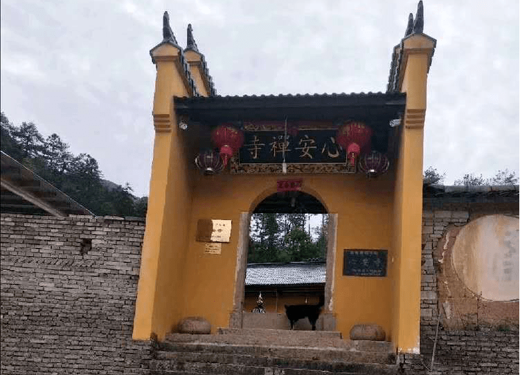 初名文殊茅蓬,又名"心安寺",俗称"六亩田",位于九华山后山文殊峰东侧