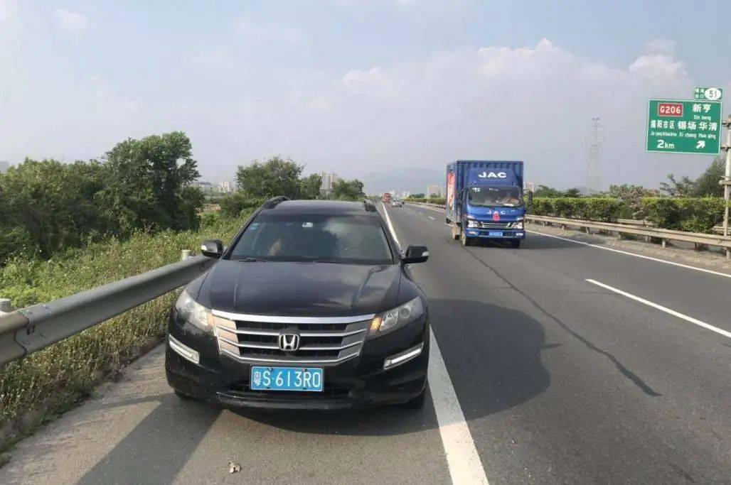 最新!揭阳交警曝光高速占用应急车道的车辆,看看有哪些熟人