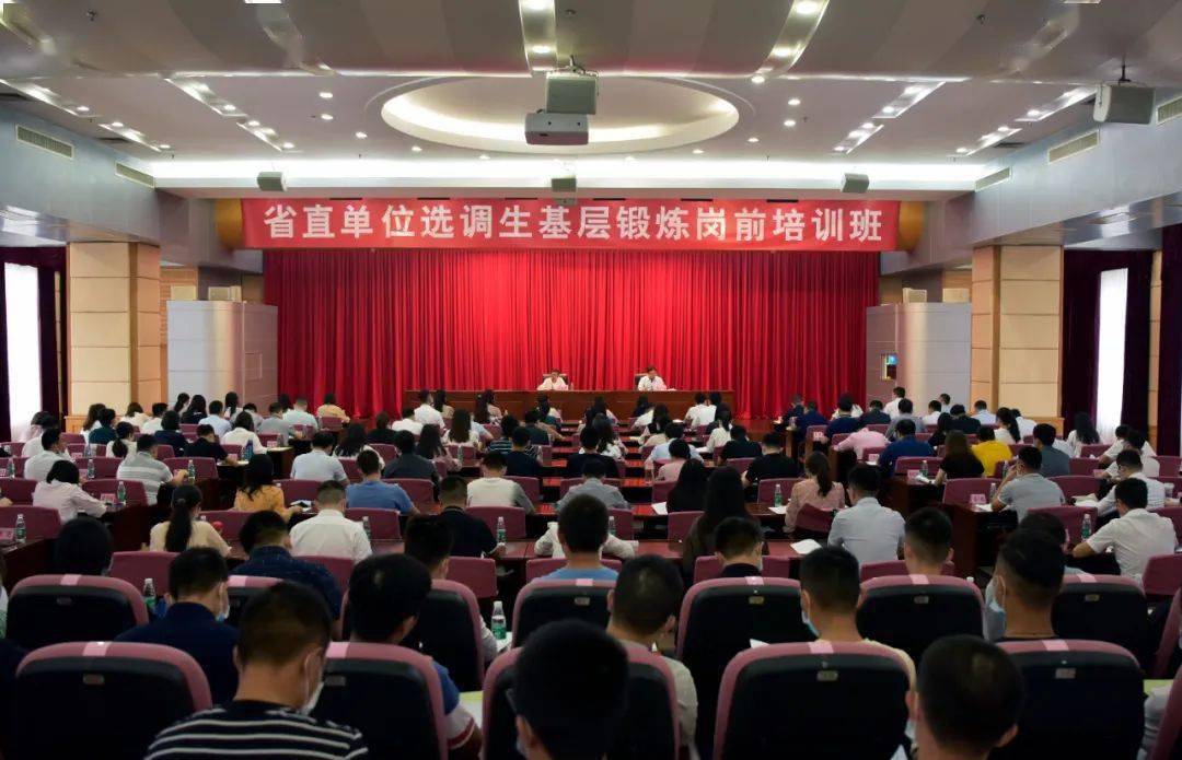 吴钢运强调,选调应届优秀大学毕业生进入干部队伍,是