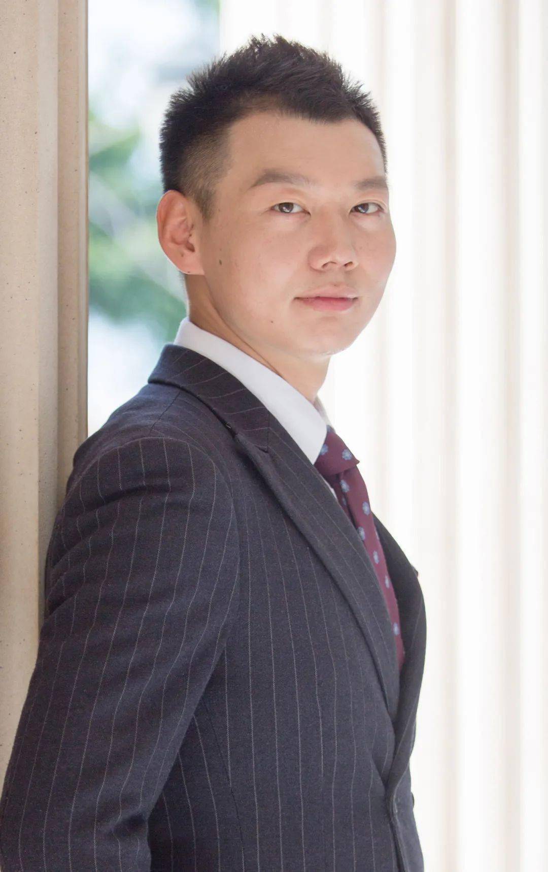 舞美,道具设计: 郑玉龙现任职中央歌剧院舞美设计,师从中央戏剧学院孙