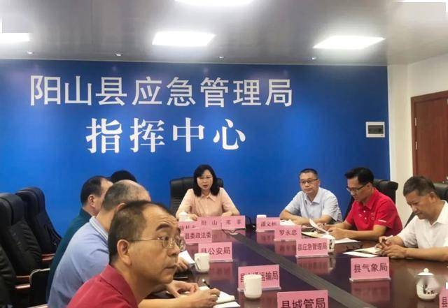 "双节"第一天,县委书记邓菲督导安全稳定工作