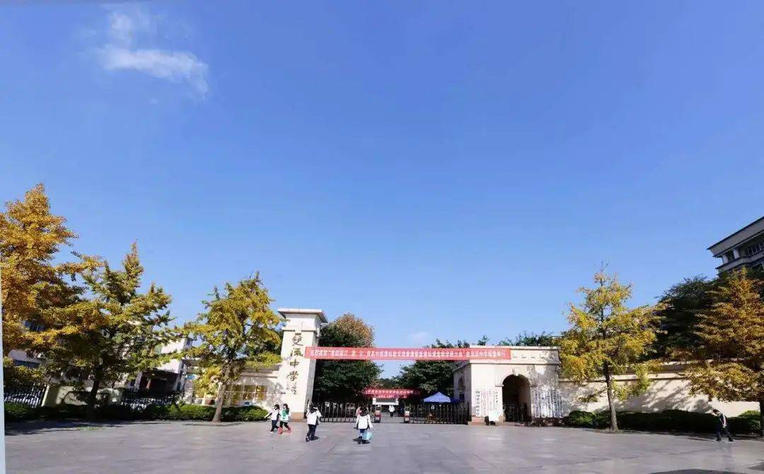 神圣钟楼是在双流中学建校10周年的扩建中于1949年建成采用仿古楼阁式