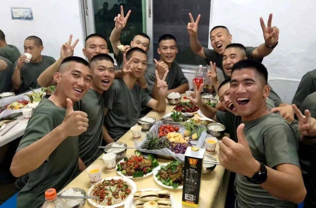 节日会餐与集体生日全力以赴地完成了每一项比赛项目个个都战斗力爆棚