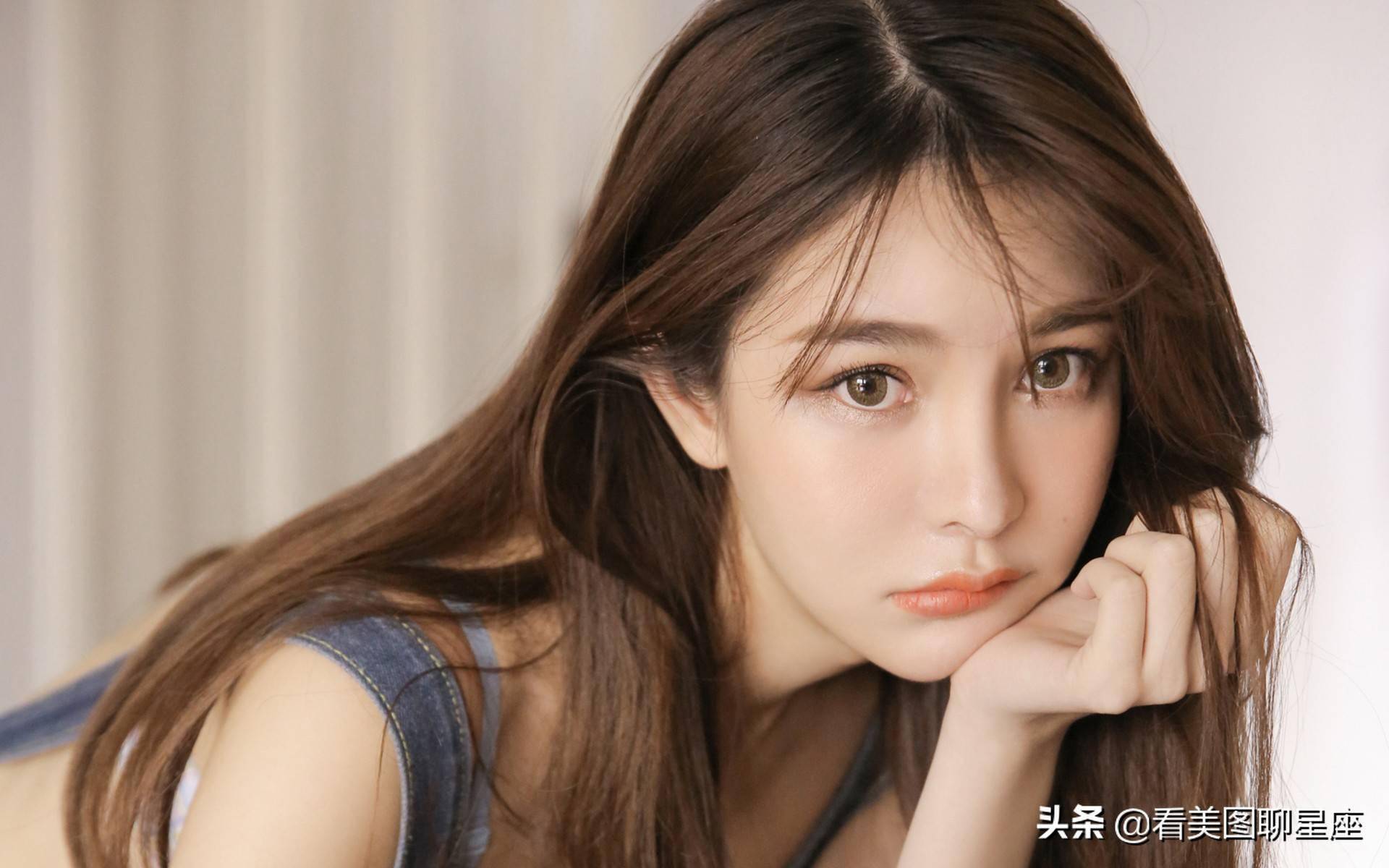 穿着牛仔背带裤的白皙美女图片集白羊座的她好美啊