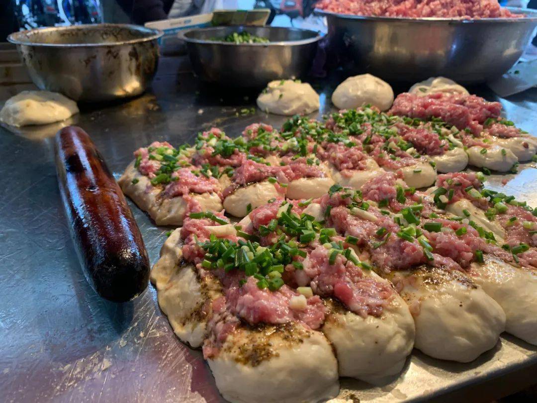 兴关路这一天要卖2000个的炸肉饼~好香啊_贵阳