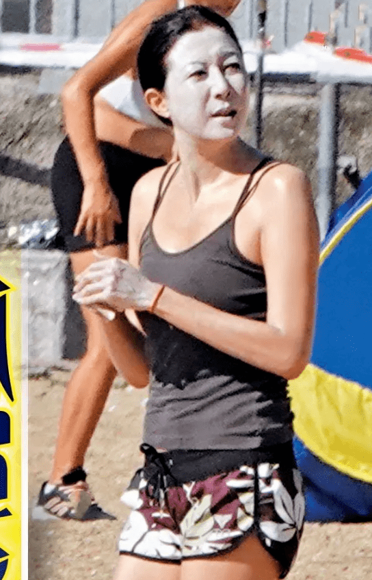 吴绮莉海边游玩,47岁身材挺真实的,就是穿的泳装太寒酸了!_手机搜狐网