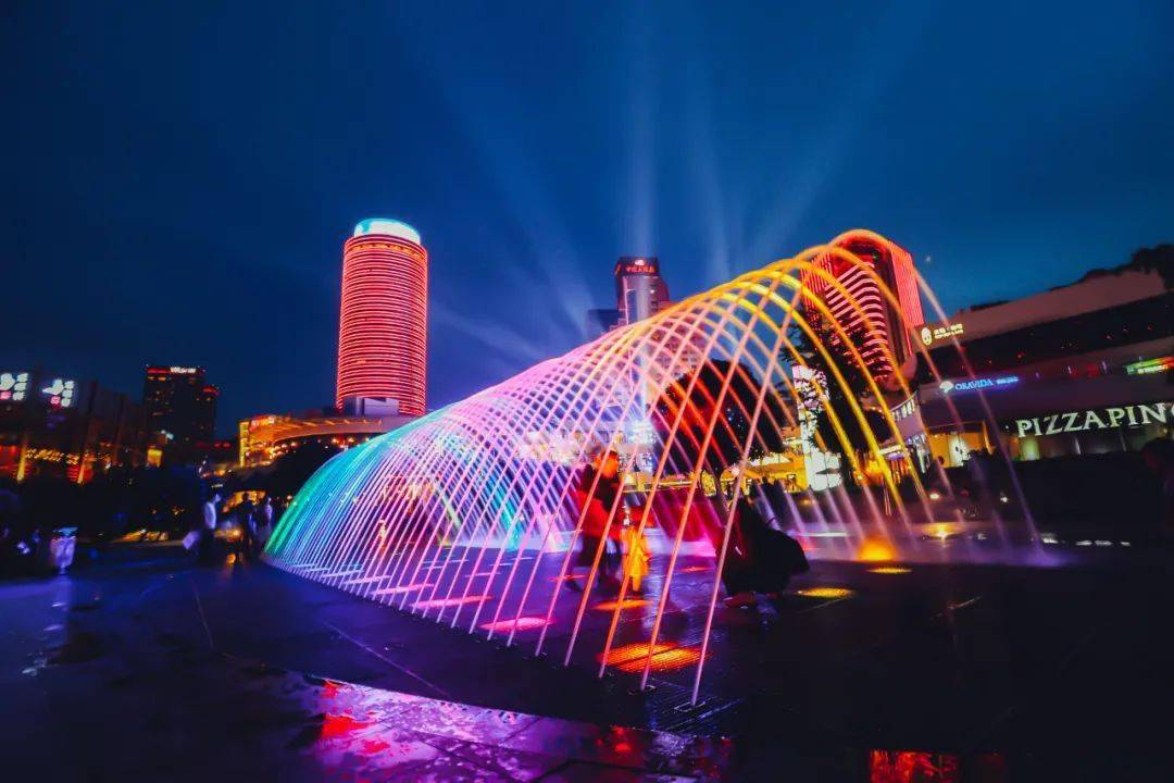 感受天一广场更加国际化的艺术气质!