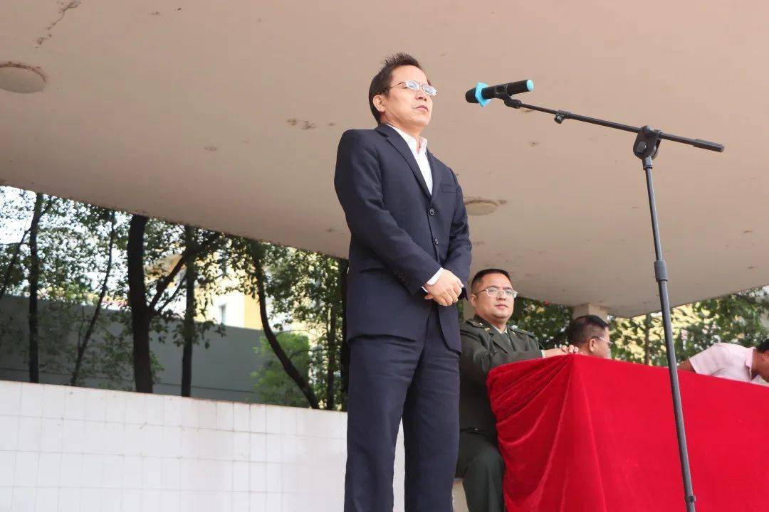 高安石脑中学举行2020级新生军训动员大会!