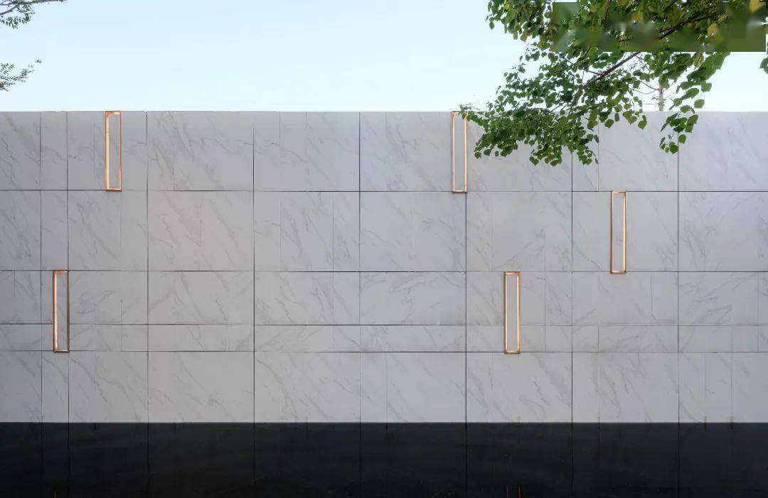 仿石砖对景景墙△ 造型 乌桕营造写意过渡空间镜千层云境一池镜水