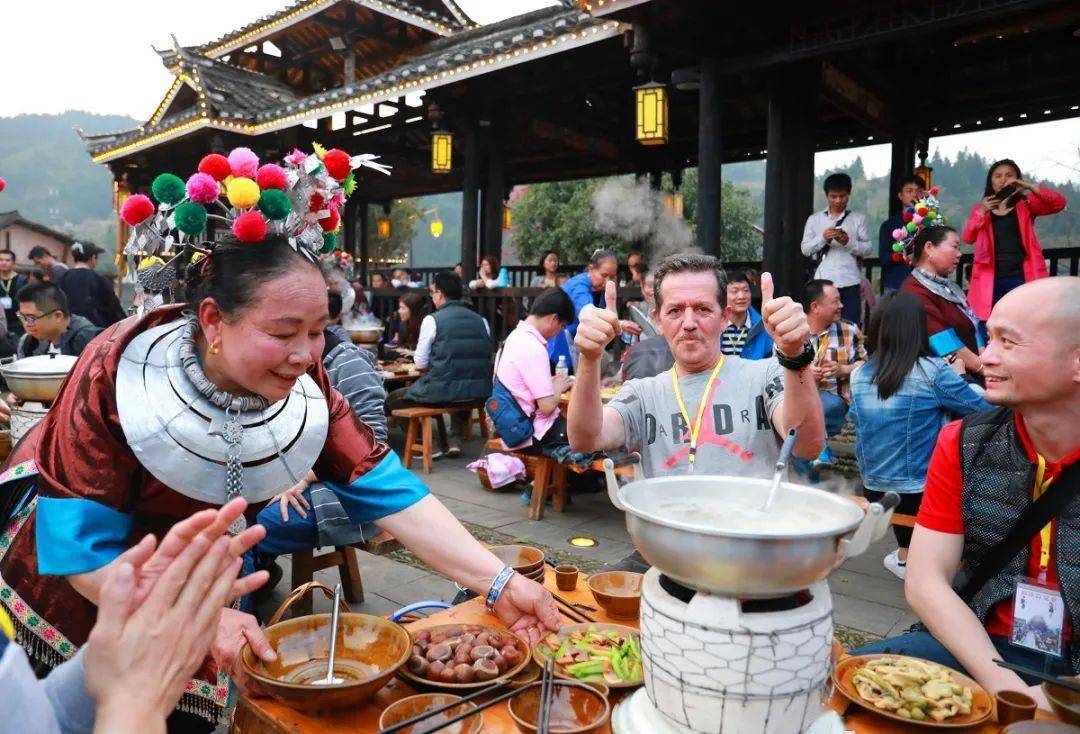 高铁通车后这里的百家宴越来越火