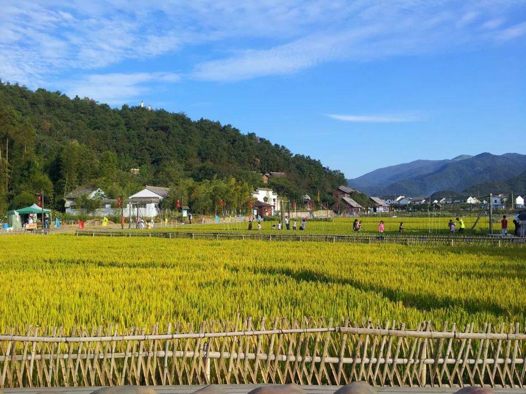 十里四香福泉山景区位于东钱湖的东南山地,濒象山港于东南,临东钱湖