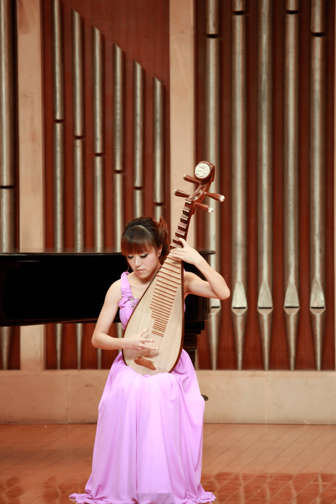 拥有10年教龄;先后师从赵静副教授,著名琵琶教育家张棣华教授;在校