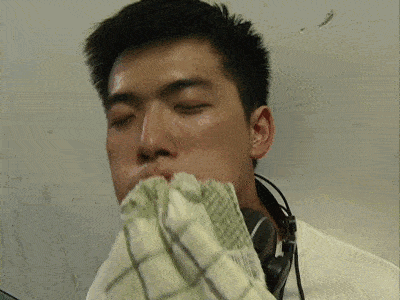 4 嘴里塞毛巾其实,乙醚倒在手帕上捂鼻子确实能迷晕人,但是需要足够多